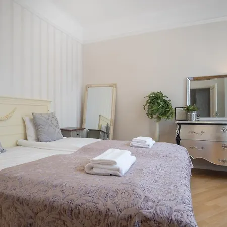 Apartment Dream - Historical 3-bedroom With Sauna & Fireplace